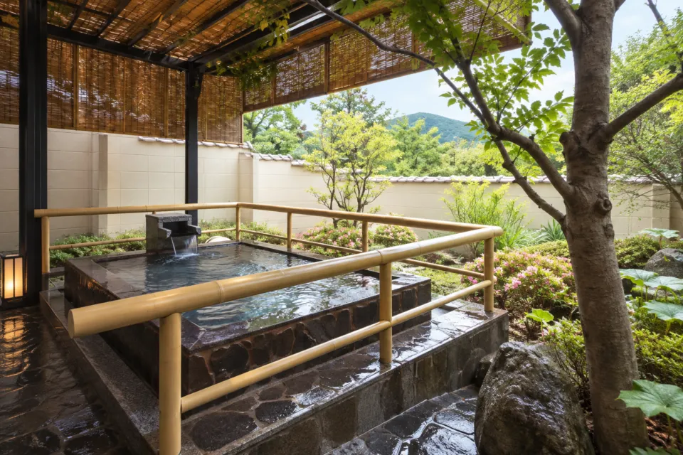 鬼怒川パークホテルズの木立に囲まれた庭園貸切露天風呂