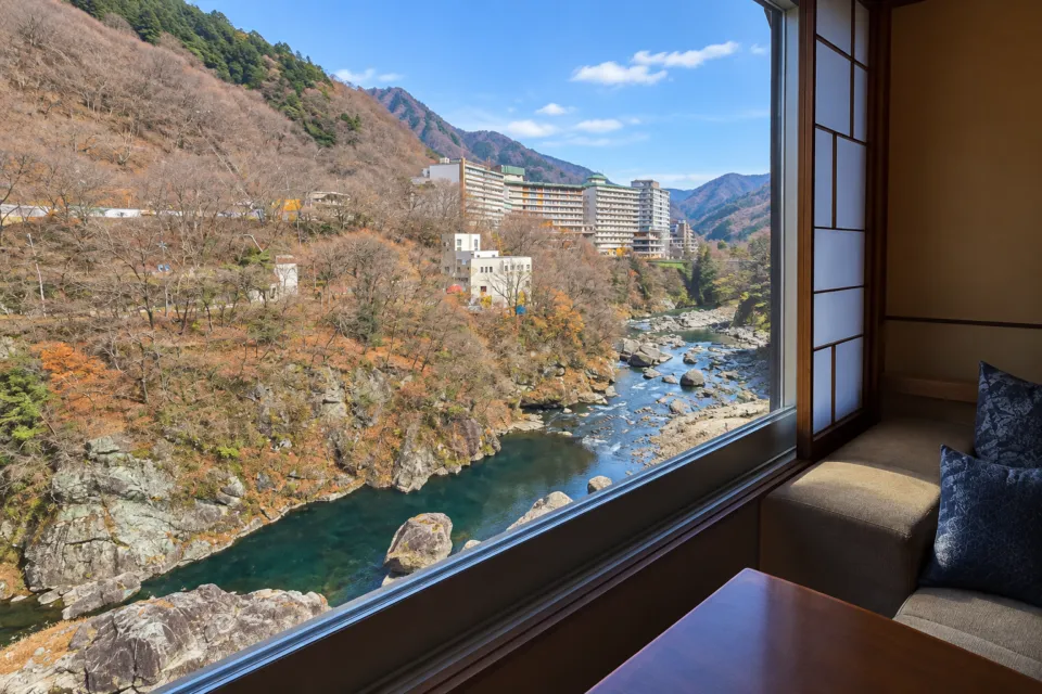 鬼怒川プラザホテルの客室窓辺から望む鬼怒川渓谷