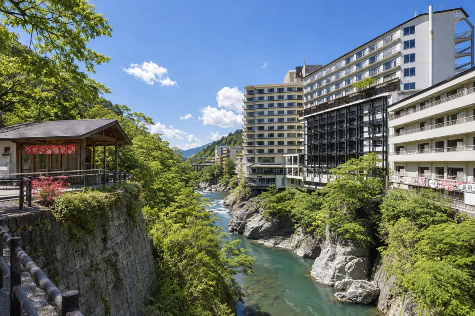 鬼怒川プラザホテルの川沿いの外観