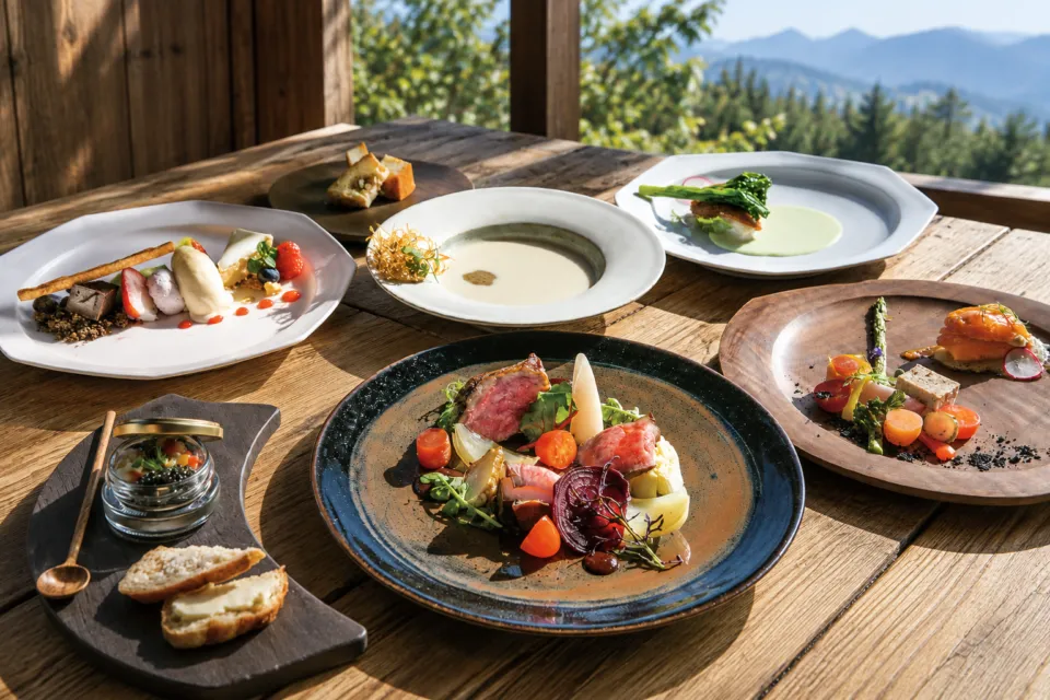 霧降高原 山のレストランの料理を並べたコースの食卓
