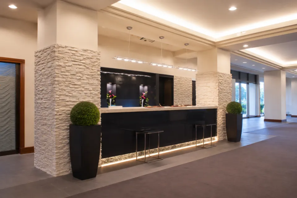 K.M.H art hotel by 呉森沢ホテルの石材の柱を配したフロント