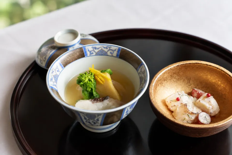 胡蝶の器に盛られた加賀懐石料理