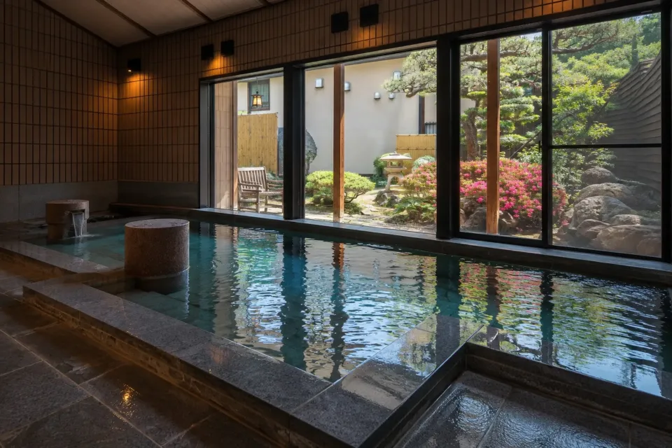 胡蝶の庭園を望む内湯