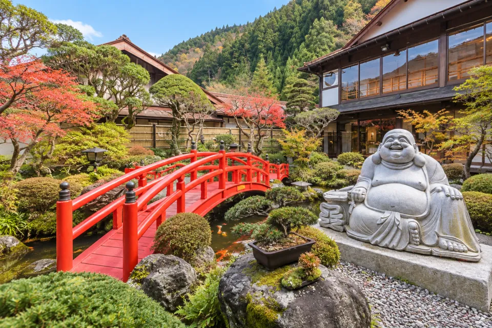 光緑園西清の日本庭園と赤い橋