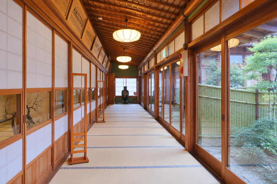 光緑園西清の木造の廊下