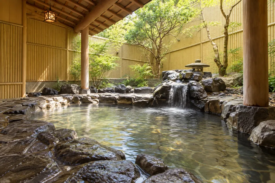 光緑園西清の岩造りの露天風呂