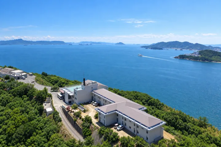 国民宿舎小豆島の高台に建つ本館と瀬戸内海