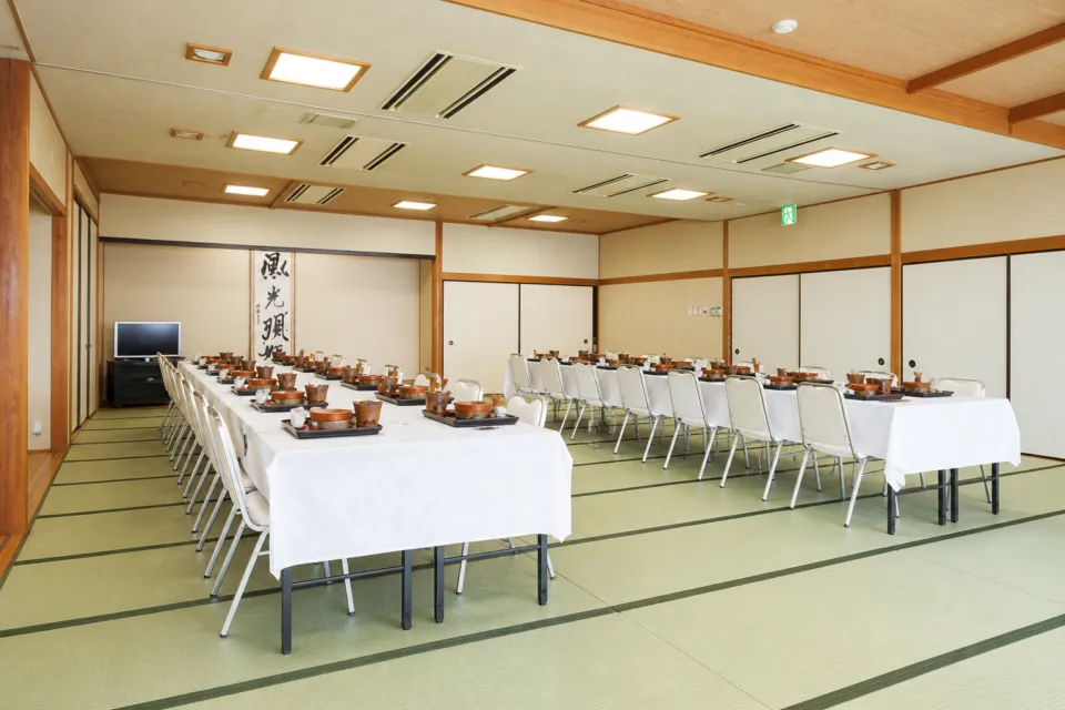 国民宿舎小豆島の食事を並べた宴会場