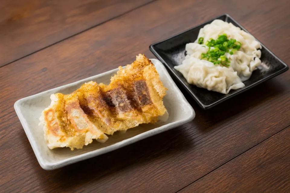 黒亭 本店の焼きと水の二種類で味わうとんこつ餃子