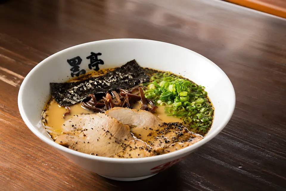 黒亭 本店のチャーシューときくらげをのせたラーメン