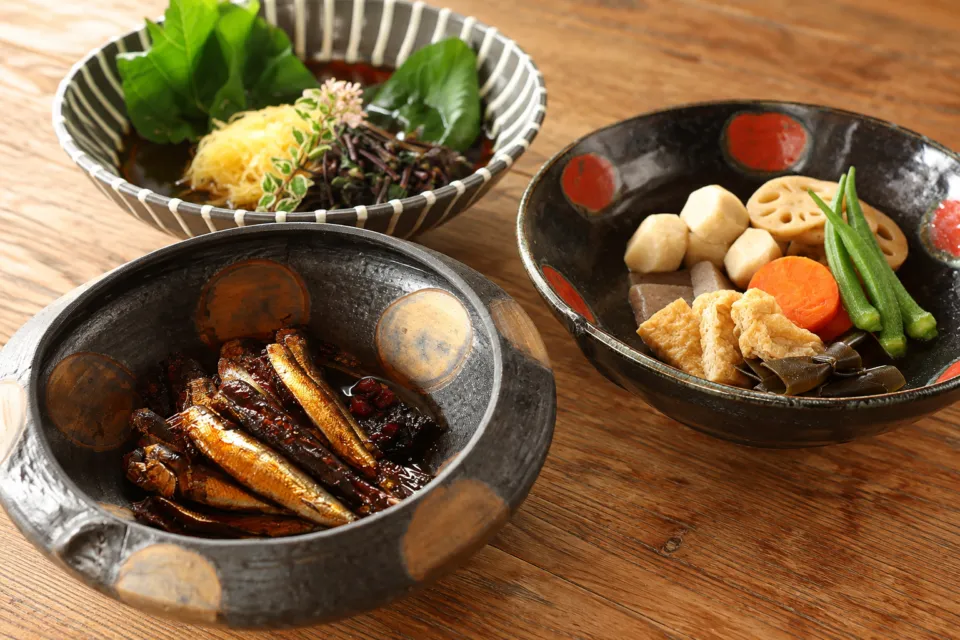 こめどこ食堂の煮物と小魚などのおばんざい