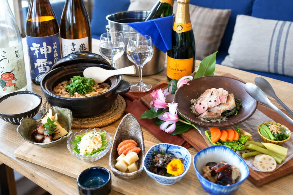こめどこ食堂の土鍋ご飯と魚料理を並べたコースの一例