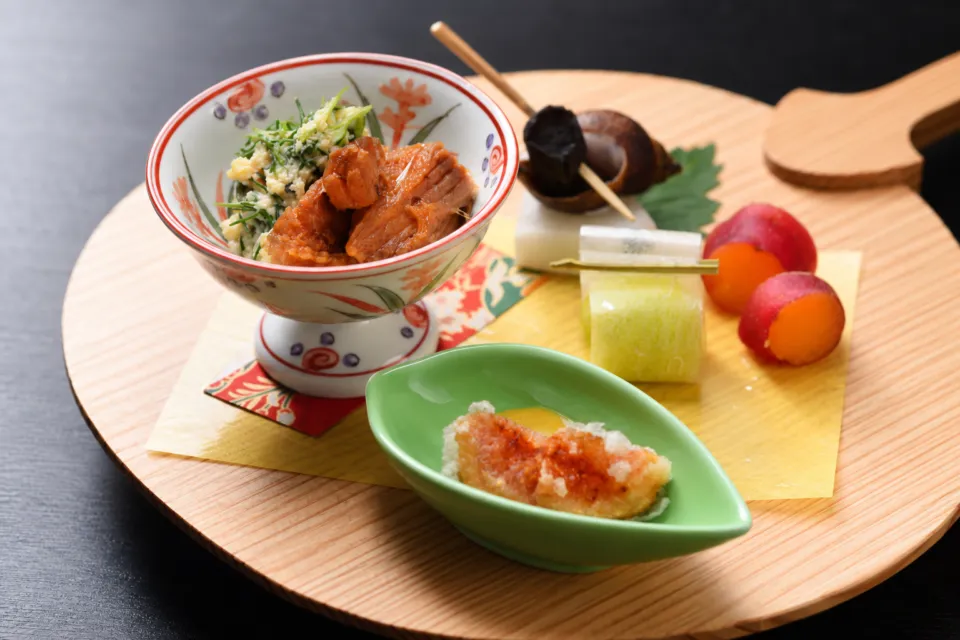 料理旅館今昔亭の器に盛られた前菜