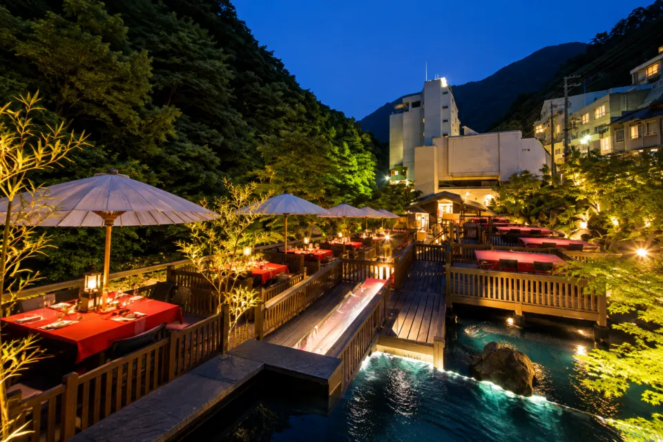 料理旅館今昔亭の夕暮れの川どこ