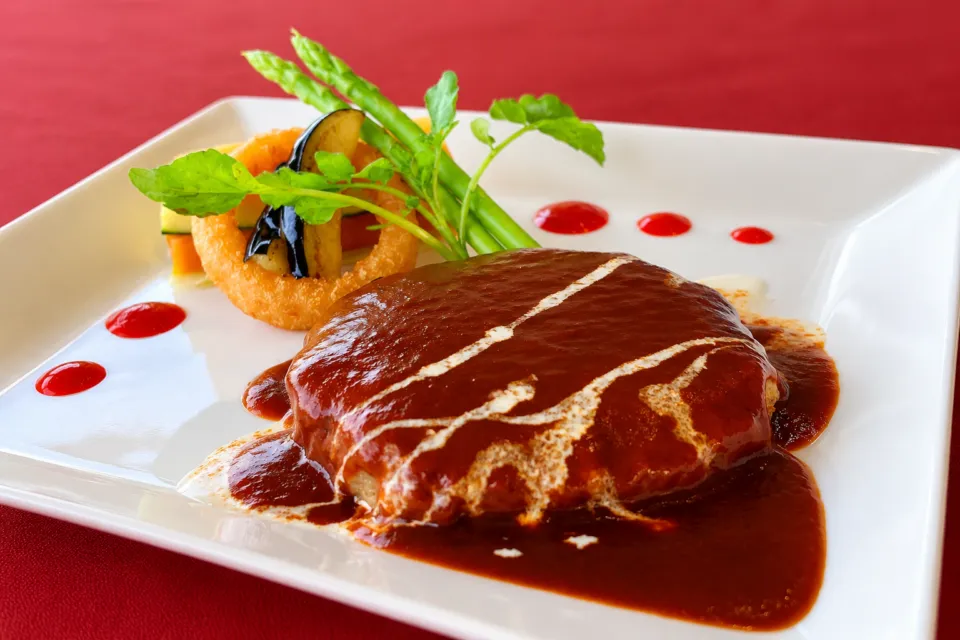 甲州市勝沼ぶどうの丘のレストランの肉料理例