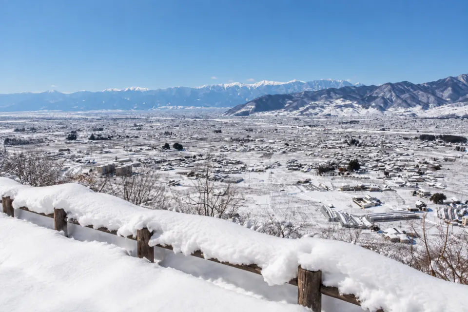 甲州市勝沼ぶどうの丘の展望テラスから見える雪景色