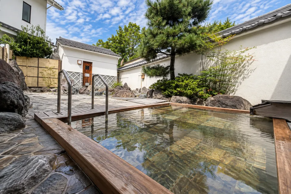甲州湯村温泉 柳屋の「石の湯」の露天風呂