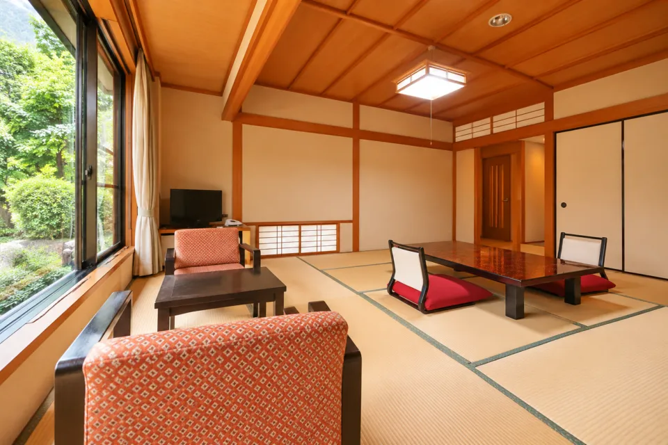 甲州湯村温泉 柳屋の信楽焼陶器風呂付き和室