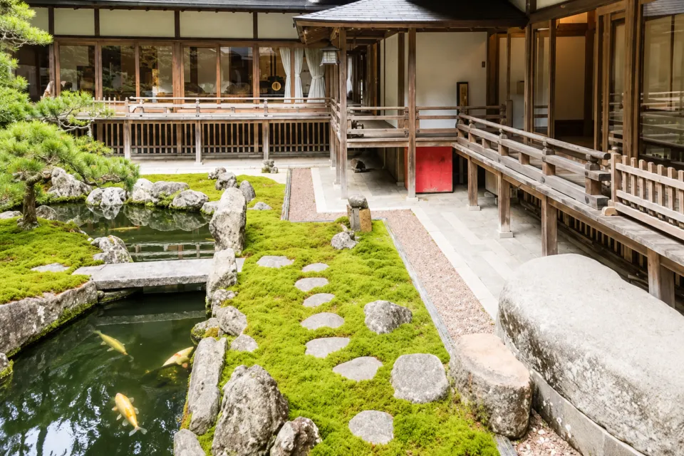 高野山別格本山 一乗院の池のある中庭