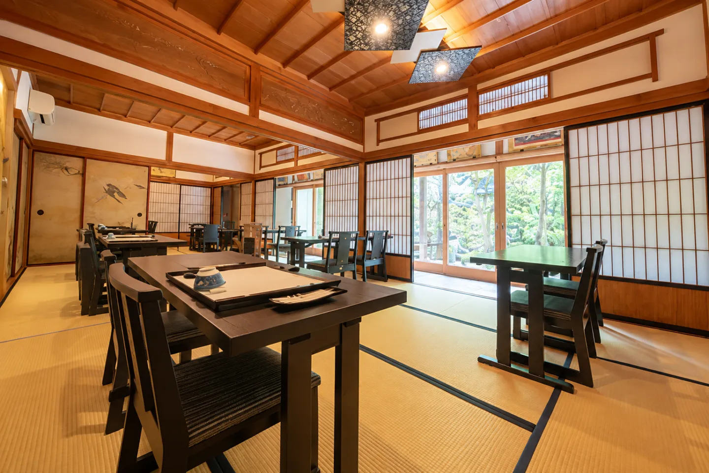 高野山別格本山 一乗院の椅子席の食事処