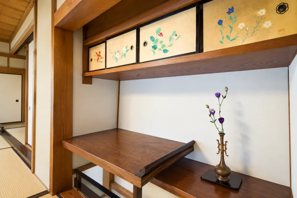 高野山別格本山 一乗院の花を描いた戸棚と床飾り