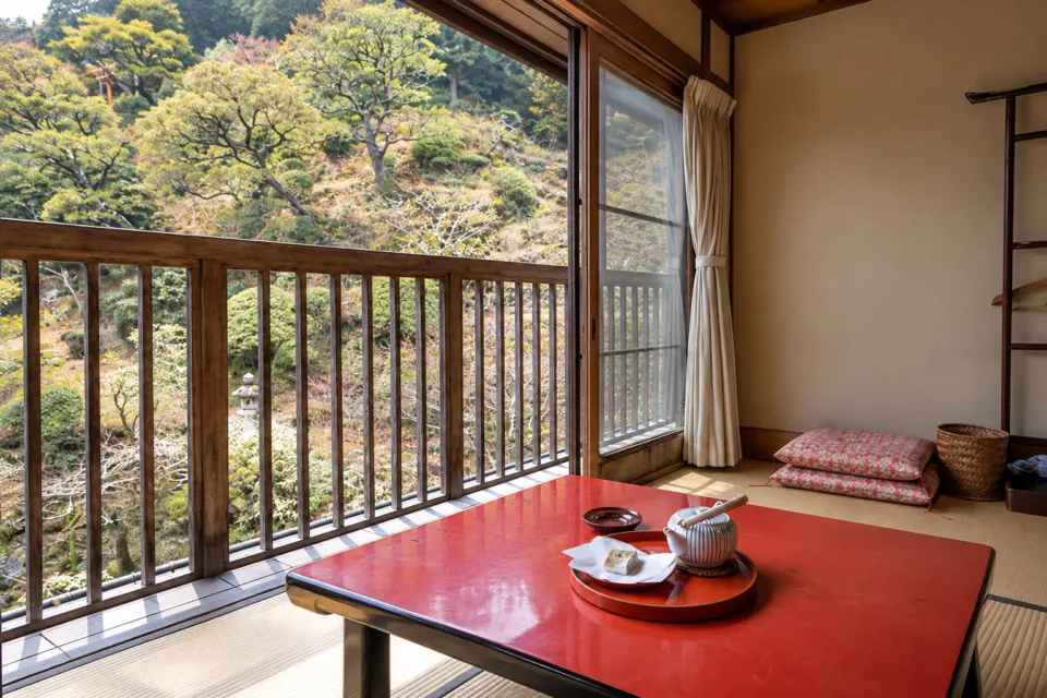 高野山 別格本山 清浄心院の庭を望む客室の窓際