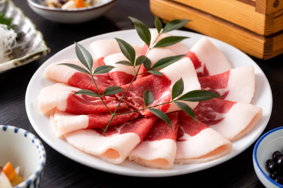 観光旅館 久保治のぼたん鍋用に盛り付けた肉