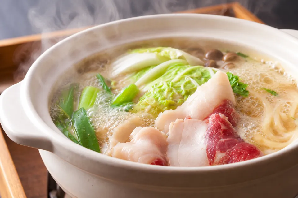 観光旅館 久保治の煮立つ鍋料理