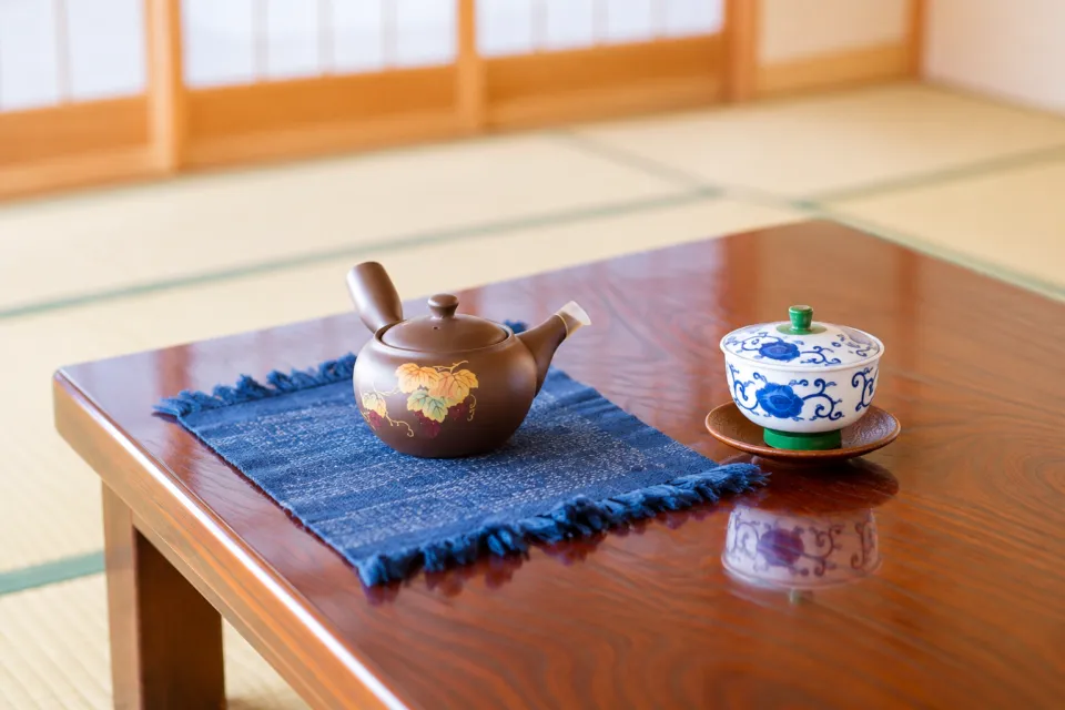 観光旅館 久保治の和室の座卓に置かれた茶器