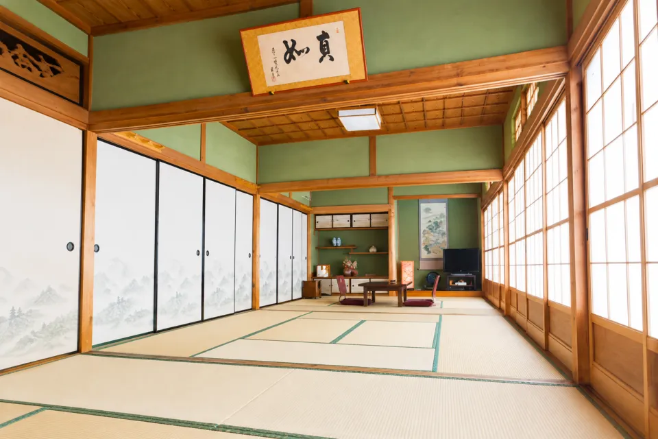 観光旅館 久保治の襖でつながる和室