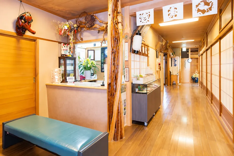 観光旅館 久保治の受付と館内の廊下