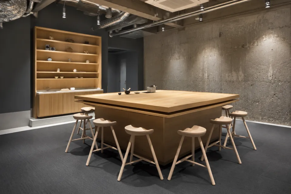 KUMU 金沢 by THE SHARE HOTELSの茶器棚と木製テーブル