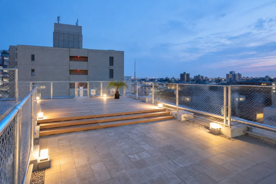 KUMU 金沢 by THE SHARE HOTELSの屋上テラスと金沢市街の眺め
