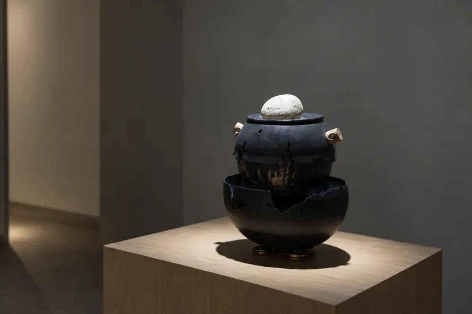 KUMU 金沢 by THE SHARE HOTELSの茶釜を思わせる現代アート
