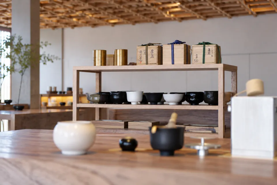 KUMU 金沢 by THE SHARE HOTELSの茶碗と茶箱