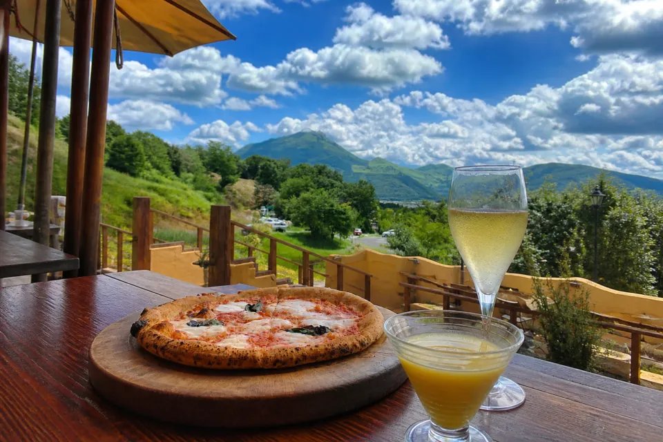 檪の丘のピッツァとスープ越しの由布岳