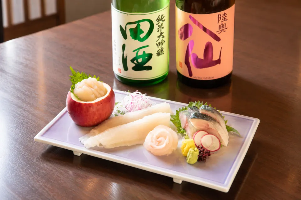 串と季節の料理 おはなの刺身盛りと青森の地酒