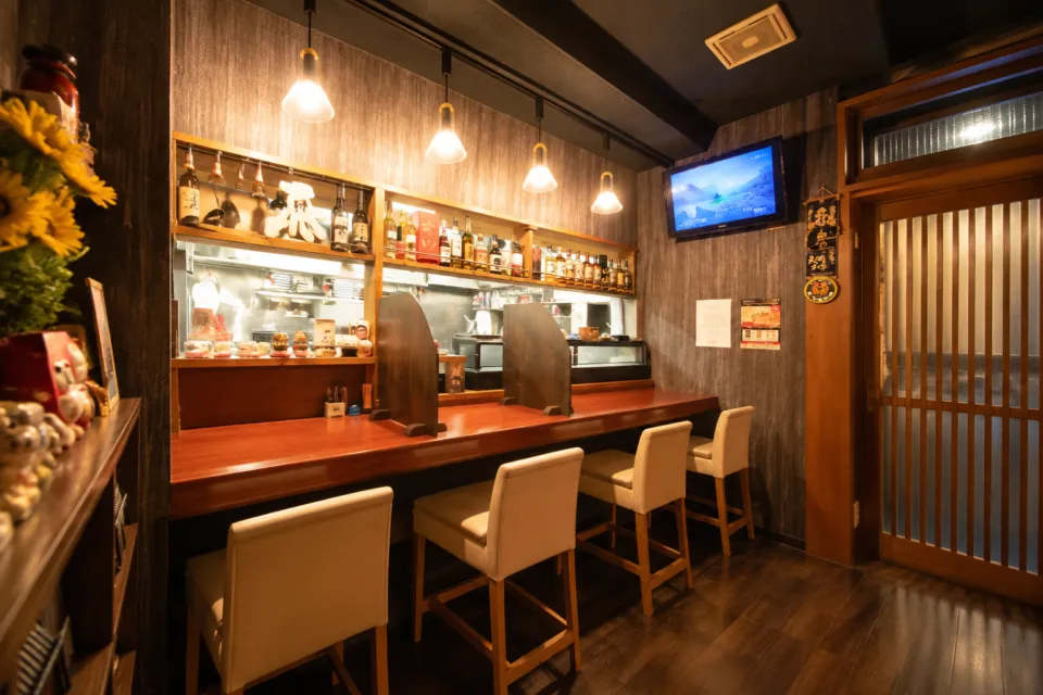 串と季節の料理 おはなの厨房に面したカウンター席