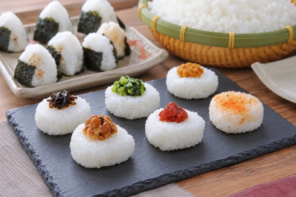 休暇村妙高の具材をのせた朝食のおにぎり