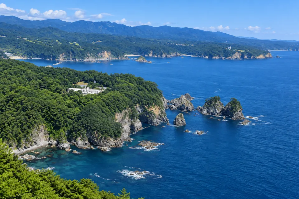 休暇村陸中宮古の海と森林に囲まれた敷地の空撮