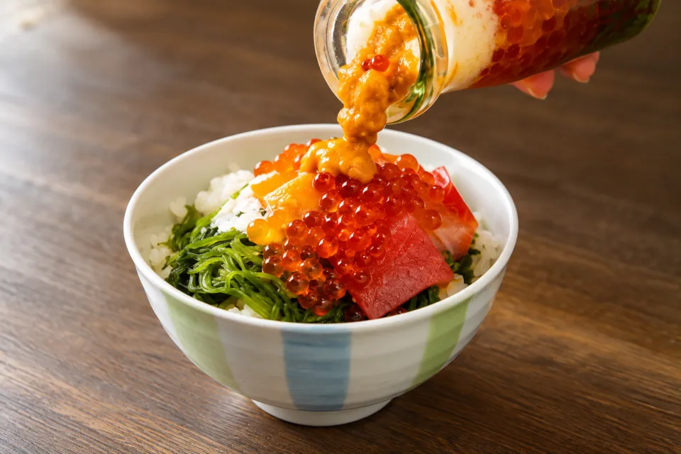 休暇村陸中宮古の瓶に入った海鮮をご飯に盛り付ける場面