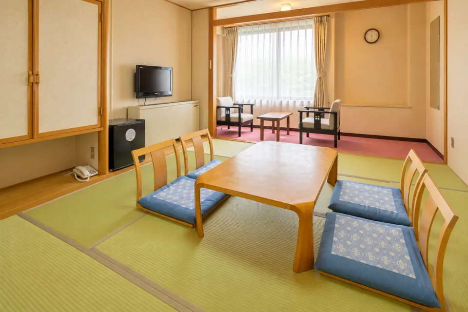 休暇村陸中宮古の和室8畳の座卓と窓側の椅子