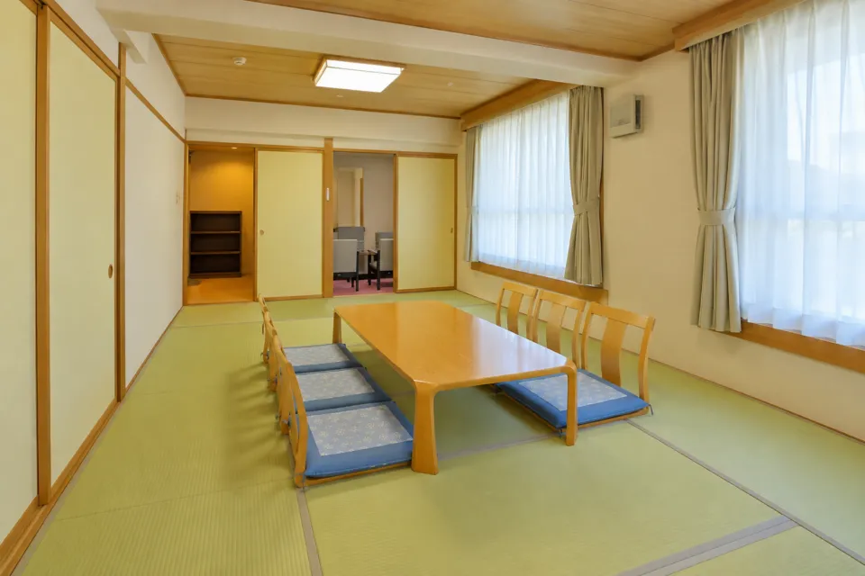 休暇村陸中宮古の和室10畳の座卓と窓