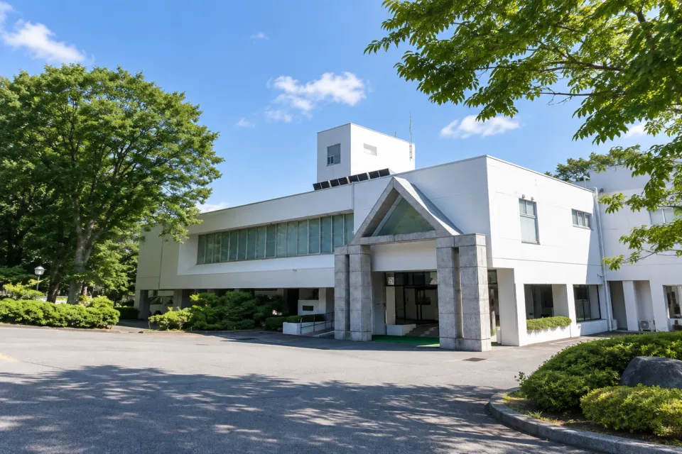休暇村陸中宮古の白い建物と三角屋根の正面入口
