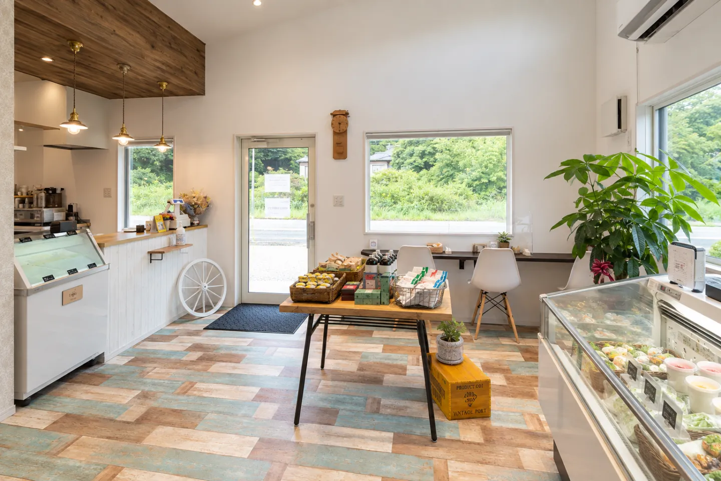 l'ortoのショーケースと販売台がある店内