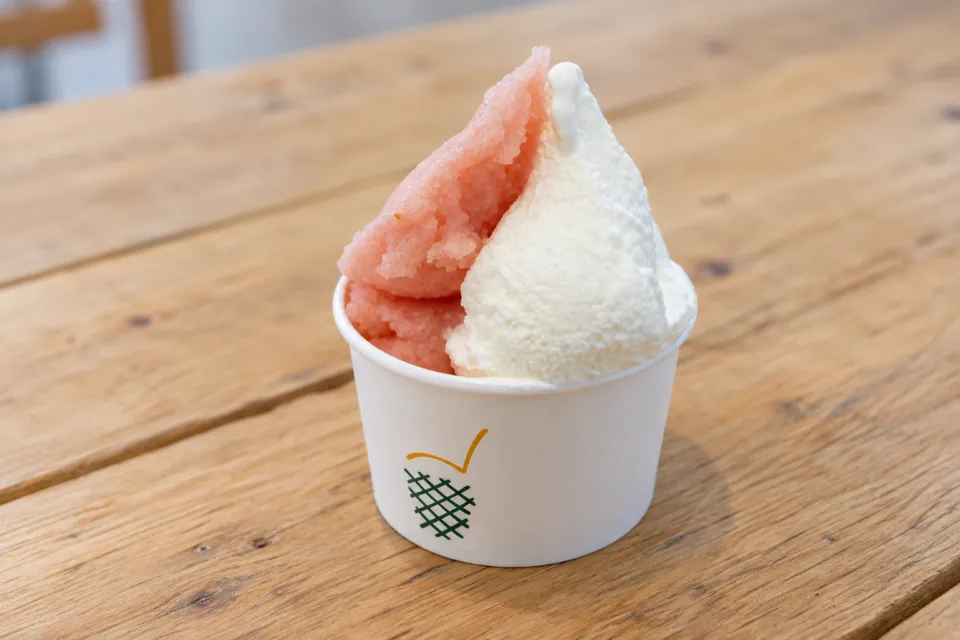 l'ortoの桃色と白色のカップジェラート