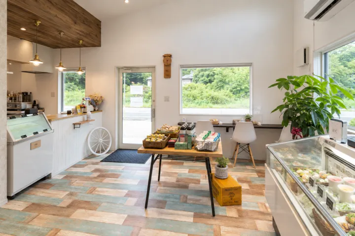 l'ortoのショーケースと販売台がある店内