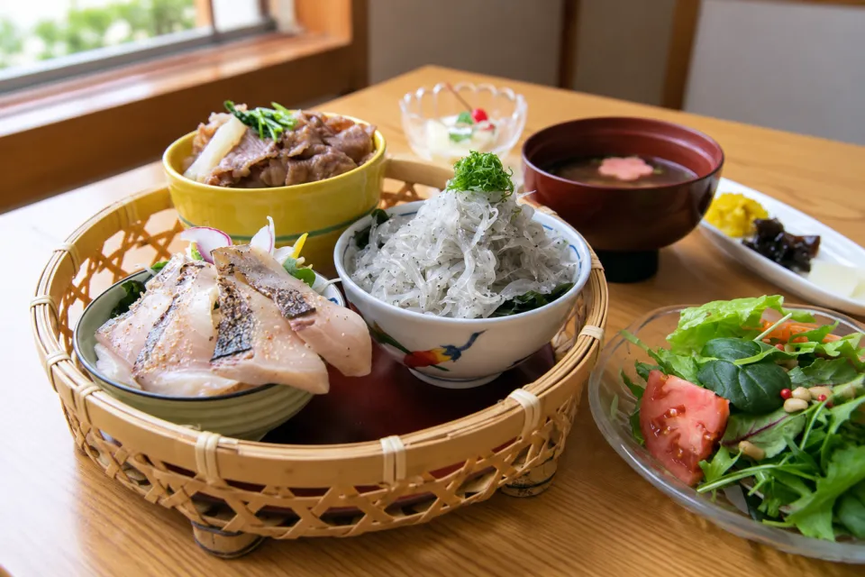 松葉寿司の小丼を組み合わせた食事