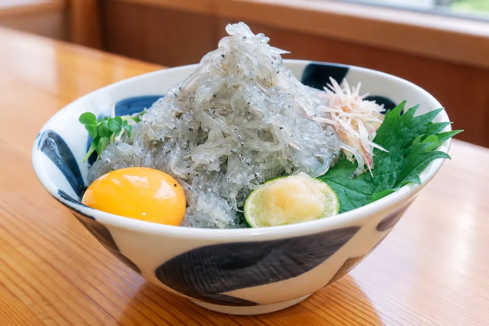 松葉寿司の生しらすと卵黄をのせた丼