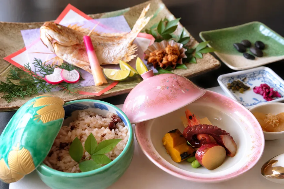 松葉寿司の鯛を添えた祝いの料理